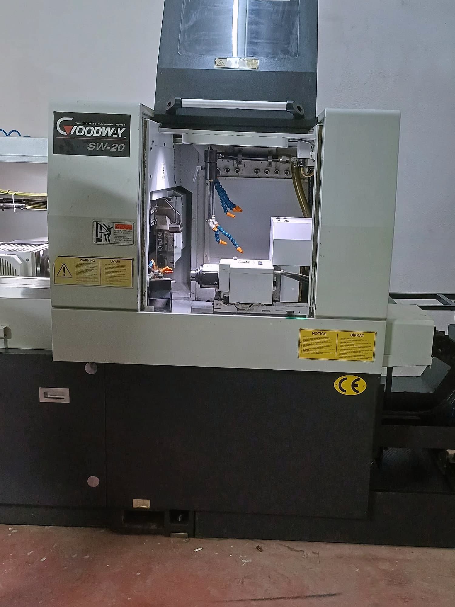 Atölyedeki Goodway SW-20'nin kapağı açık işleme bölümü