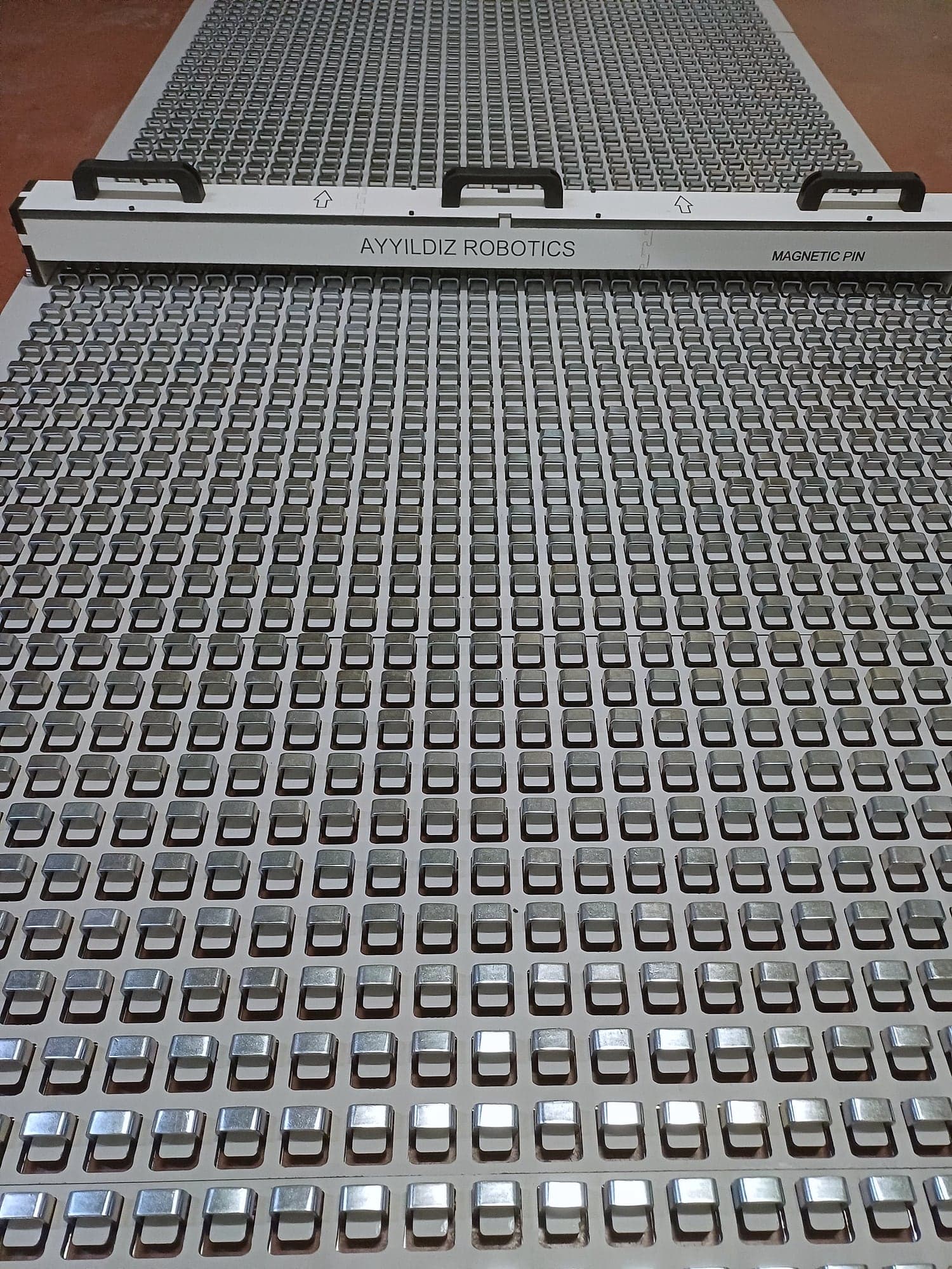 Ayyıldız Robotics plakalı manyetik pim tablası